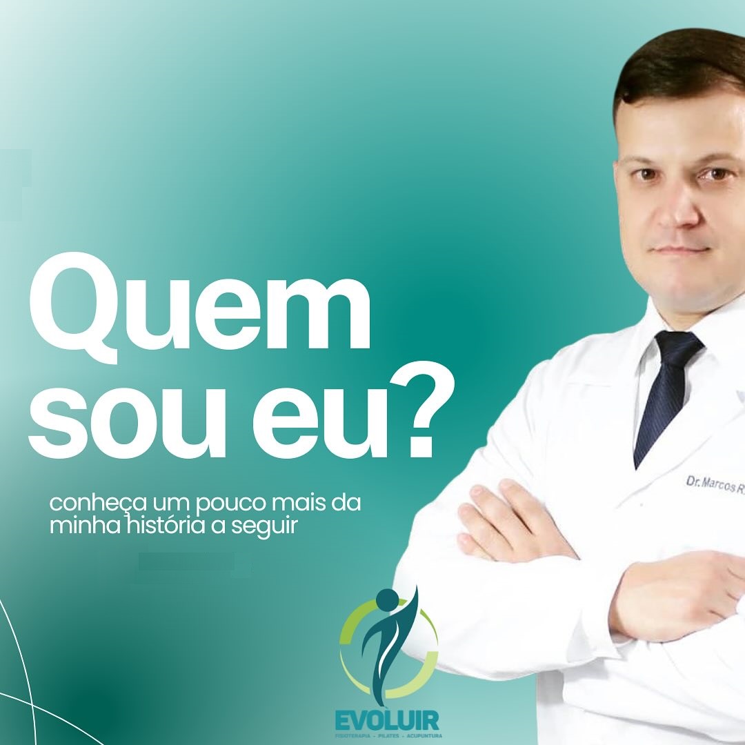 Retrato profissional do Doutor Marcos, médico brasileiro de aproximadamente 45 anos, cabelo castanho, sorrindo com jaleco branco, consultório ao fundo, estilo fotográfico claro e otimista